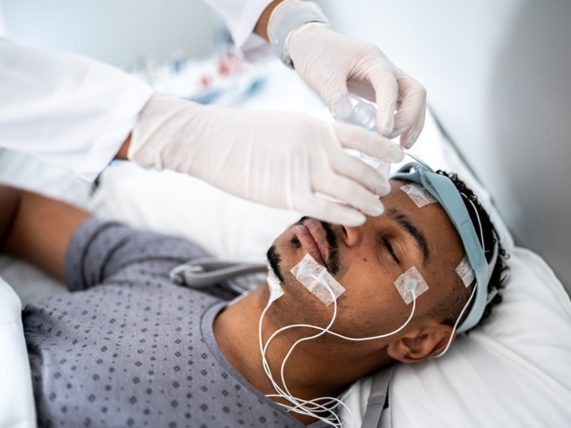Ein Patient wird für eine Schlafuntersuchung vorbereitet. Bild: iStock