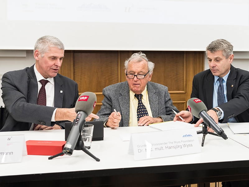 Christian Leumann mit Mäzen Hansjörg Wyss anlässlich der Vertragsunterzeichnung am 13. Dezember 2019 zur Gründung der Wyss Academy for Nature. Rechts im Bild Christoph Ammann, Regierungspräsident des Kantons Bern. © Universität Bern, Bild: Ramon Lehmann