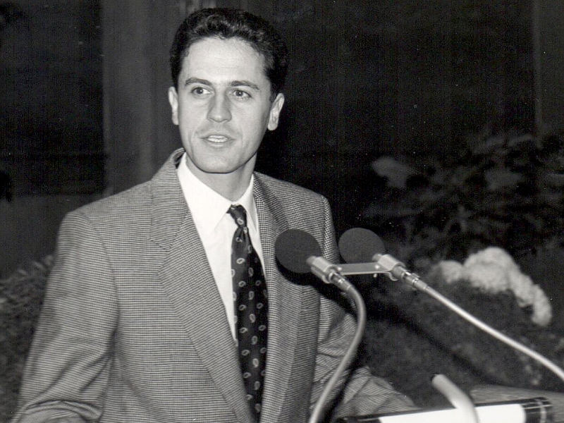 Thomas Stocker erhält 1993 im Berner Rathaus den Schweizer Wissenschaftspreis Latsis. Im gleichen Jahr tritt er die Professur an der Universität Bern an.