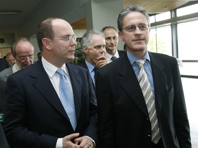 Staatsbesuch an der Universität Bern 2007: Fürst Albert II von Monaco. Im Hintergrund (v.l.r.) Heinz Wanner, Bundesrat Moritz Leuenberger und Regierungsrat Bernhard Pulver. (Foto: Stefan Wermuth)