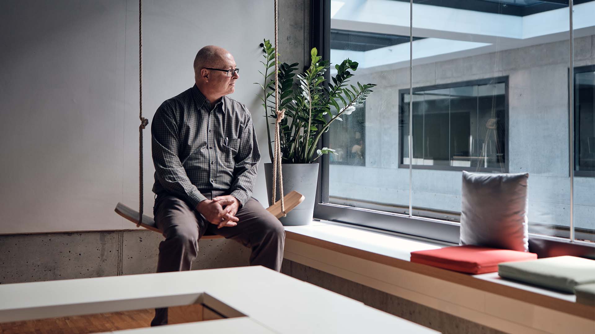 Die Digitalisierung und neue Arbeitsformen beeinflussen unsere psychische Gesundheit. Achim Elfering weiss als Professor für Arbeitspsychologie an der Universität Bern, was uns bei der Arbeit so stresst – und was uns guttut.