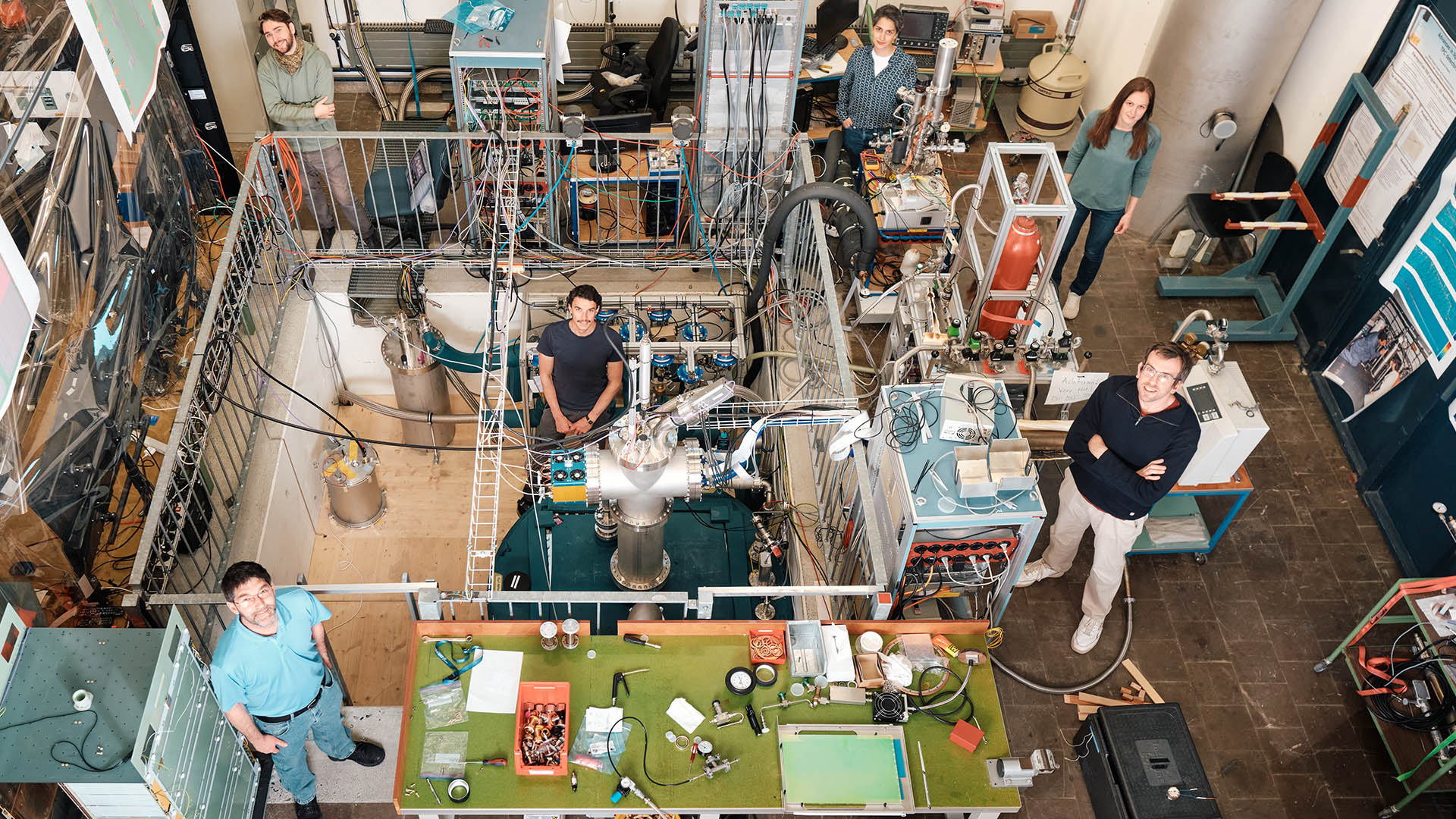 Polymechaniker, Physikerinnen, Elektroniker und viele mehr braucht es, wenn am Labor für Hoch­energiephysik (LHEP) ein vielfältiges Team neue Lösungswege sucht.