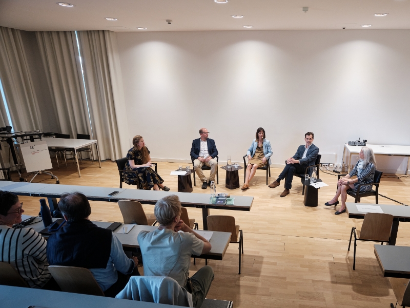 Die Talkrunde, von links nach rechts: Moderatorin Franziska Brühwiler, Thomas Frölicher, Karin Ingold, Per von Groote, Catherine Peichel.
