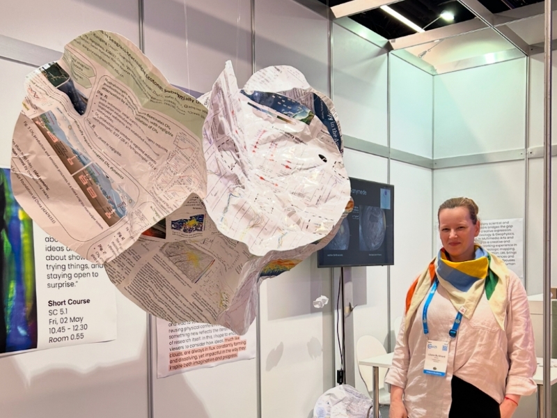 Liliane Burkhard neben ihrer schwebenden Skulptur an der EGU-Generalversammlung