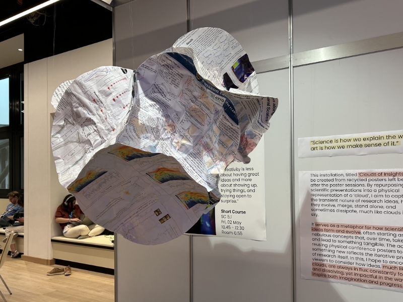Liliane Burkhards schwebende Skulptur «Clouds of Insights» aus recycelten Konferenzpostern