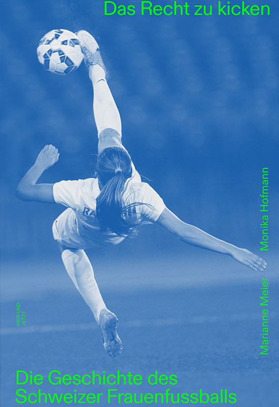 Die ehemalige Schweizer Nati-Fussballerin Barla Deplazes bei einem Fallrückzieher während der Champions League 2014 für den FC Zürich auf dem Coverbild des neuen Buchs von Marianne Meier und Monika Hofmann. © Hier und Jetzt Verlag, Zürich