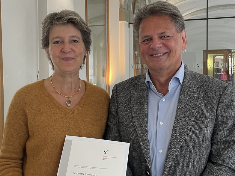 Simonetta Sommaruga und Adrian Vatter mit Auszeichnung Alt-Bundesrätin Simonetta Sommaruga und Professor Adrian Vatter sind von der Wirtschafts- und Sozialwissenschaftlichen Fakultät der Universität Bern für ihr gemeinsames Masterseminar «Regieren in Theorie und Praxis» mit einer Auszeichnung für hervorragende Lehre geehrt worden.  © zvg