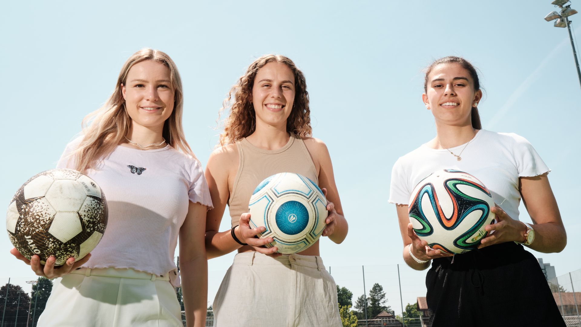 Nicole Tiller, Leana Zaugg und Stephanie Waeber (v.l.n.r.) wurden in der Saison 2024/2025 mit den YB Frauen Schweizer Meisterinnen.