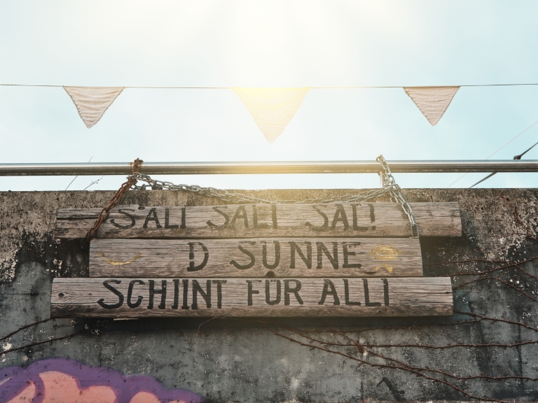 Gefühle der Zugehörigkeit durch Sprache