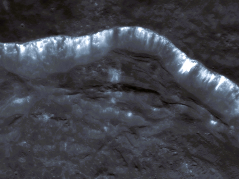 Streaks on Mercury show: Mercury is not a "dead planet"