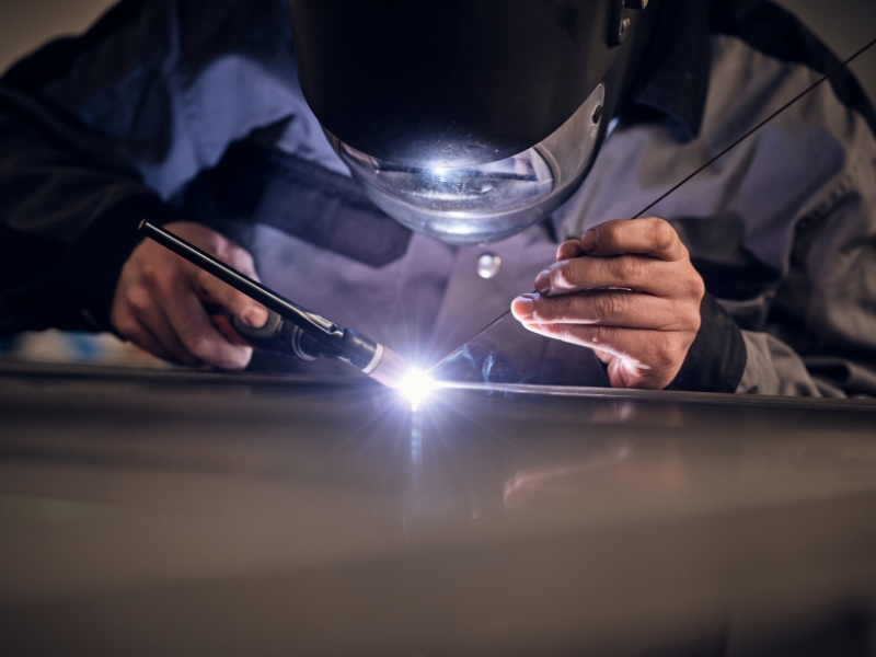 Als gelernter Metallbauer und Metallbaukonstrukteur ist Patrick Bigler beim Schweissen ganz in seinem Element.