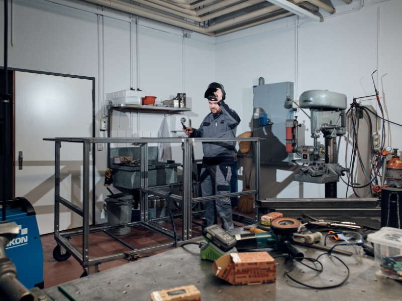 In der Metallwerkstatt entsteht ein Turm, mit dem sich Temperaturen auf verschiedenen Höhen messen lassen. Er kommt im Forschungsprojekt «Urban Climate Bern» zum Einsatz.