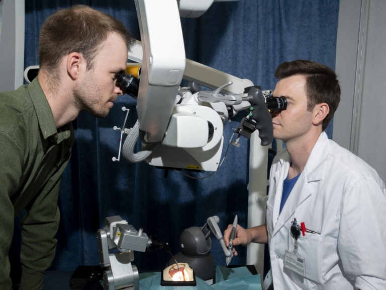 Wie Robotik und Licht die Chirurgie verändern
