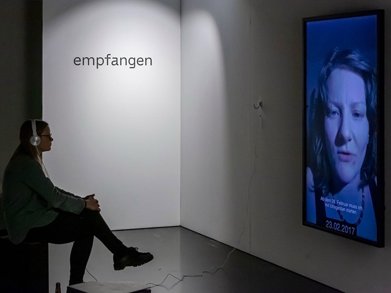Eine Schweizer Frau berichtet in Form von Videotagebüchern über ihre Erfahrung, ein Kind mit Hilfe einer Eizellenspenderin in Spanien zu zeugen. Die Videoinstallation wird in der Ausstellung gezeigt. © Laura Perler